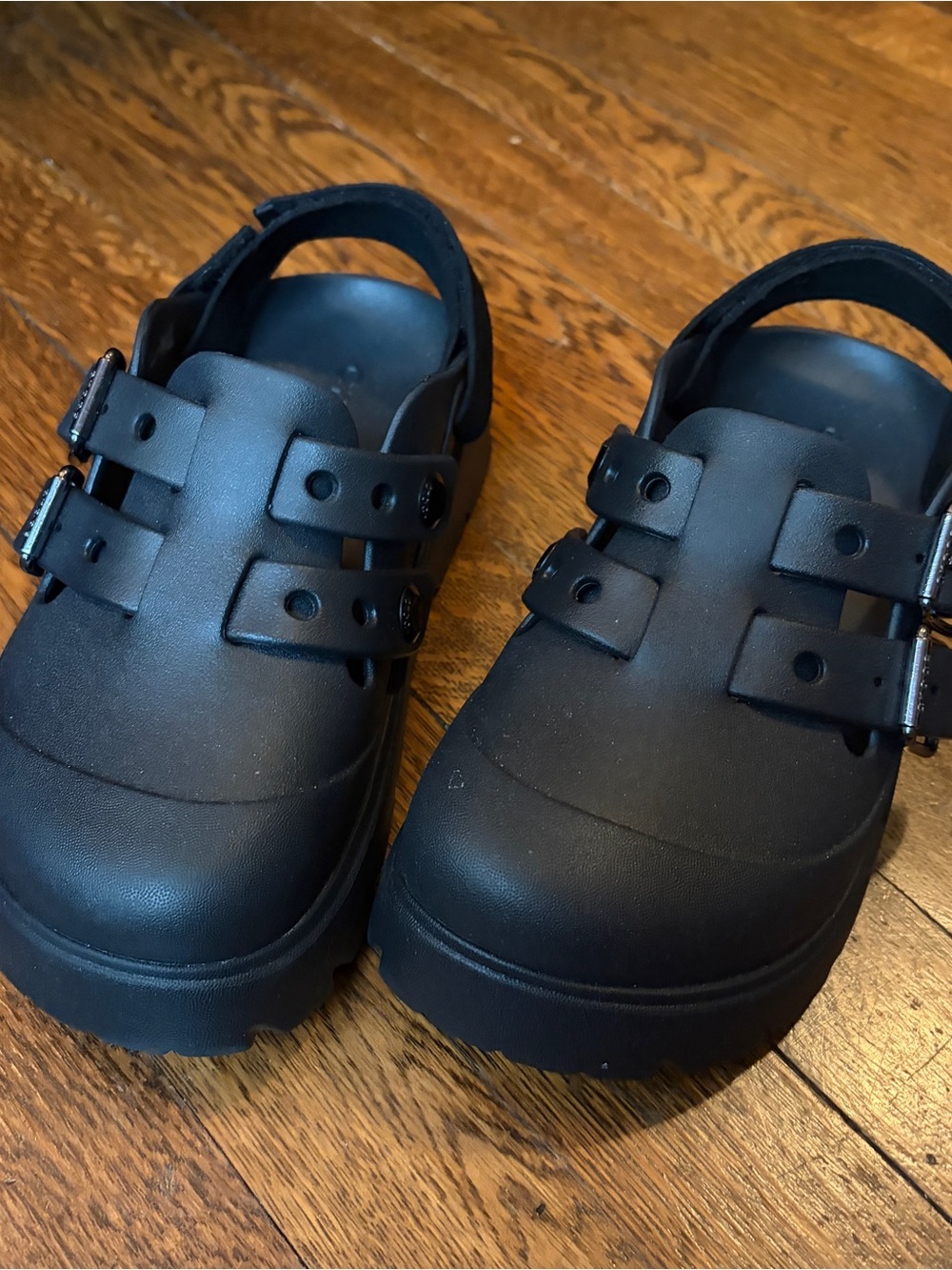 Crocs Women's Loaferette Slip-On
Clogs with Chunky, Platform Heel size 6
